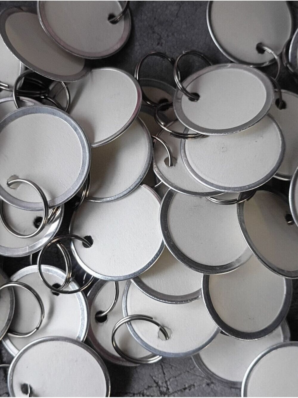 100 Piece Round Metal Rimmed Key Ring Tags